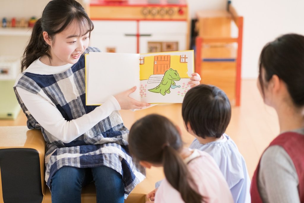 保育園でのボランティア活動のイメージ（読み聞かせ）