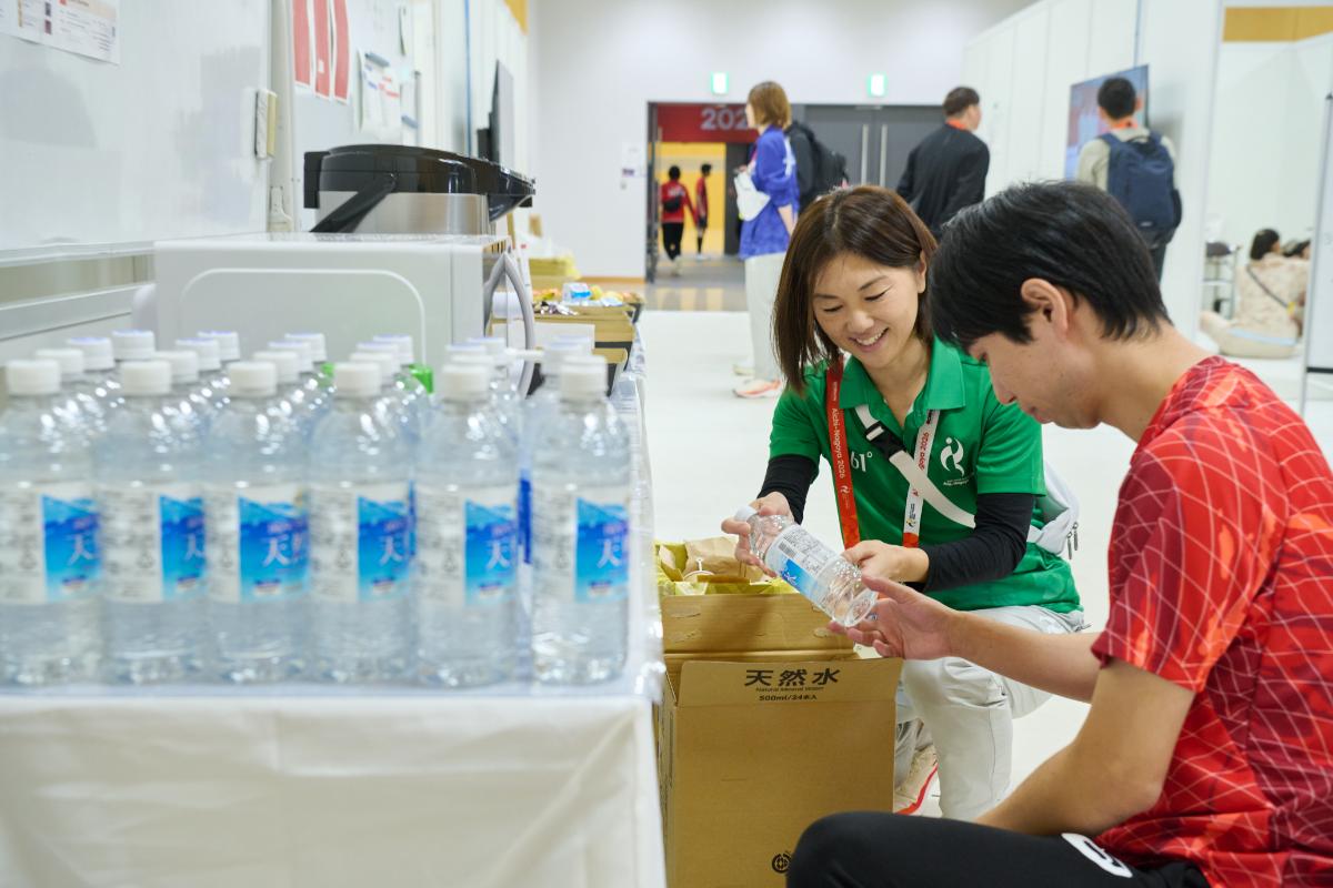 水を補充するボランティア